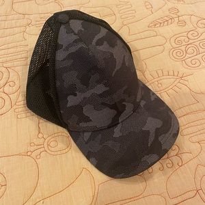 Lulu lemon snap back hat Arctic camo